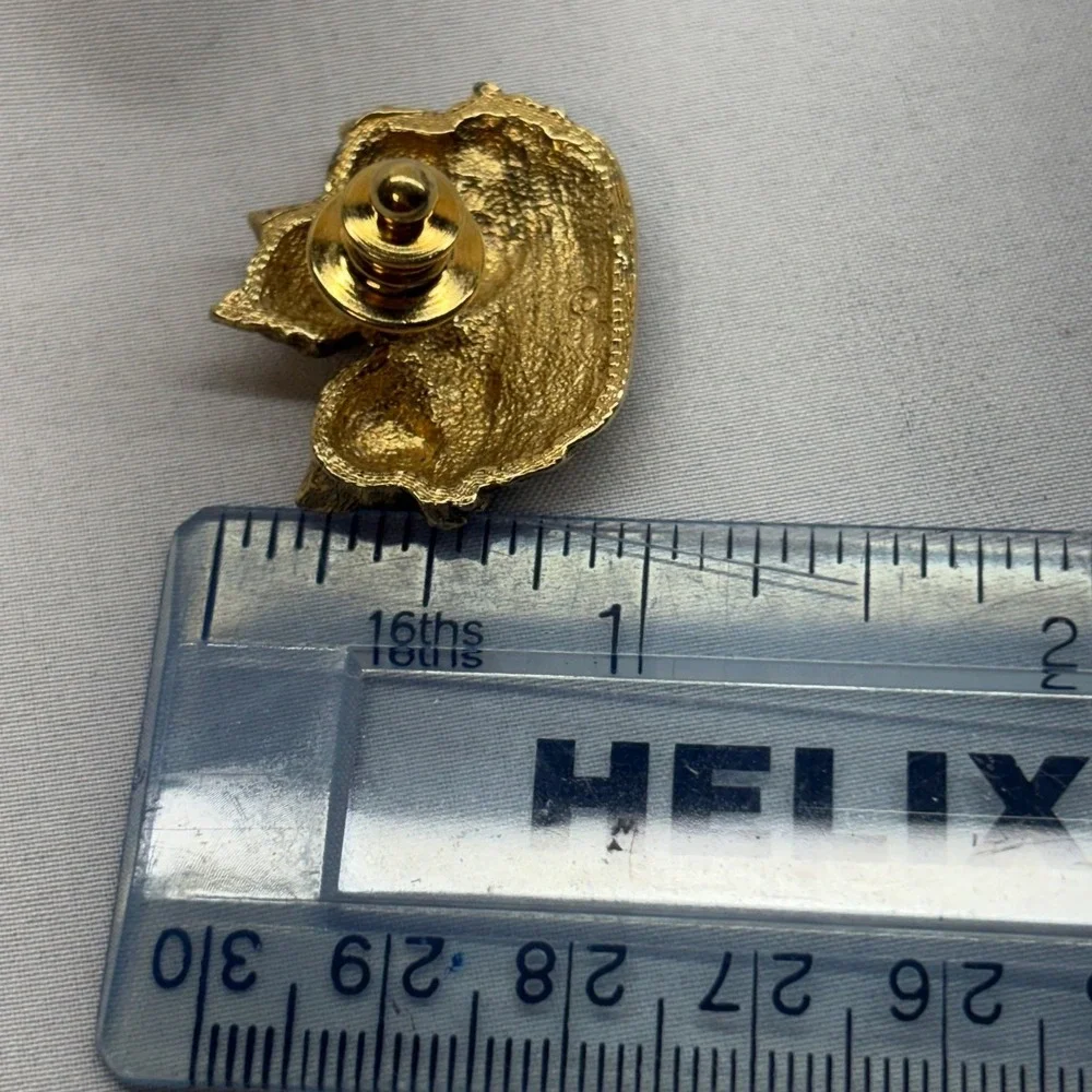 Unbranded Kitten Basket Pin Unisex OS Gold Excellent Vintage Animal Brooch